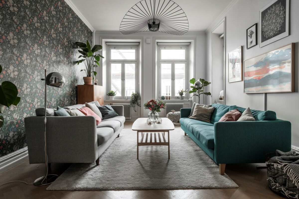 Salón con dos sofás iguales de diferente color