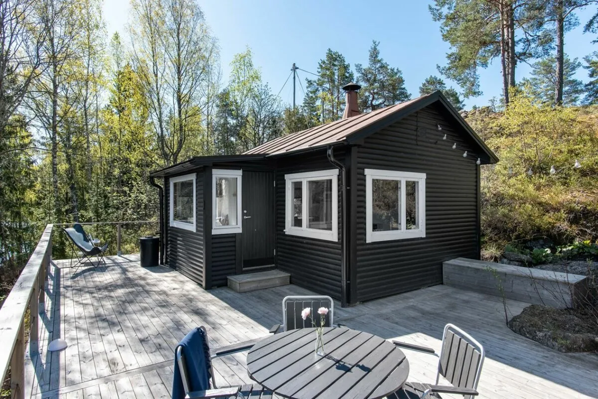 delikatissen summer house suecia sommerhus scandinavian cabin nordic cabin holiday house estilo nórdico casita de madera casa negra de madera casa junto al lago cabaña sueca cabaña de madera black wood cabin 