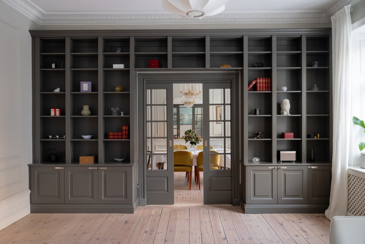 delikatissen salón nórdico puertas correderas objetos decorativos madera librerías oscuras interiorismo iluminación hogar gris oscuro estilo escandinavo diseño decoración a medida 