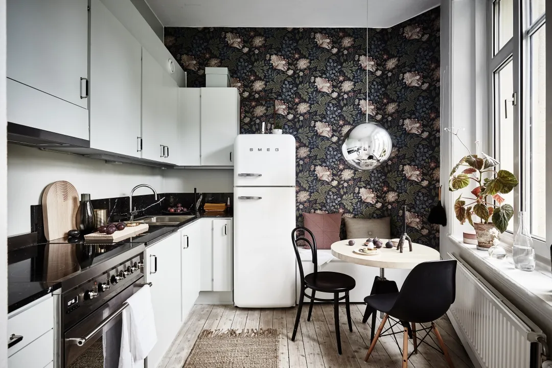 delikatissen smeg frigorifico scandinavian wallpaper papel tapiz floral papel de pared estilo vintage espacio pequeño encimera de marmol electrodomésticos de acero inoxidable diseño de interiores decoración cocina nórdica 