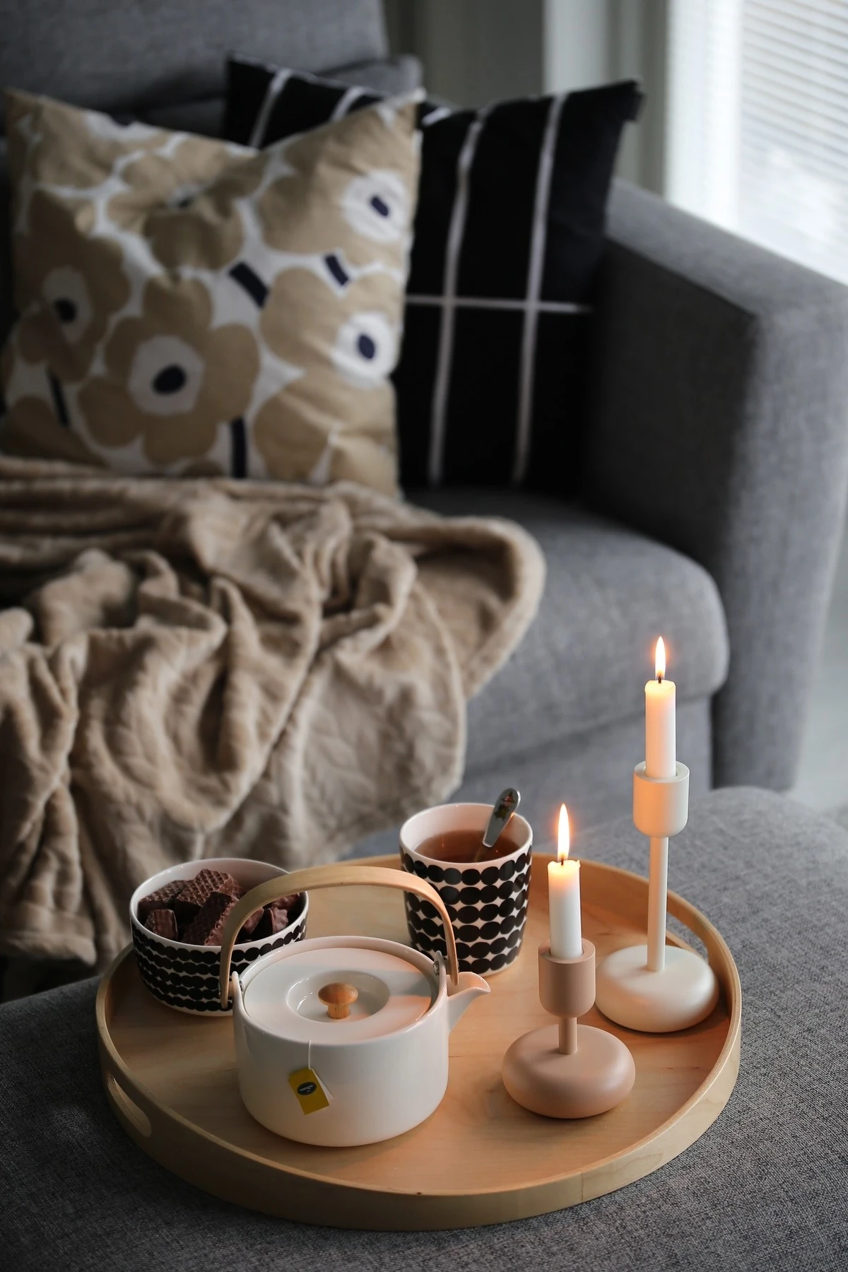 delikatissen velas textiles salón acogedor relajación interiorismo iluminación hygge hogar estilo nórdico estilo escandinavo estilo de vida elementos naturales decoración confort colores neutros casa calidez bienestar 