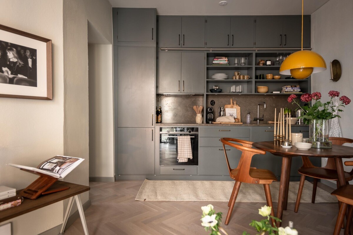 delikatissen optimizar espacio muebles funcionales mini piso materiales naturales iluminación gris oscuro estilo escandinavo diseño de interiores decoración cocina pequeña cocina oscura cocina moderna almacenamiento. 