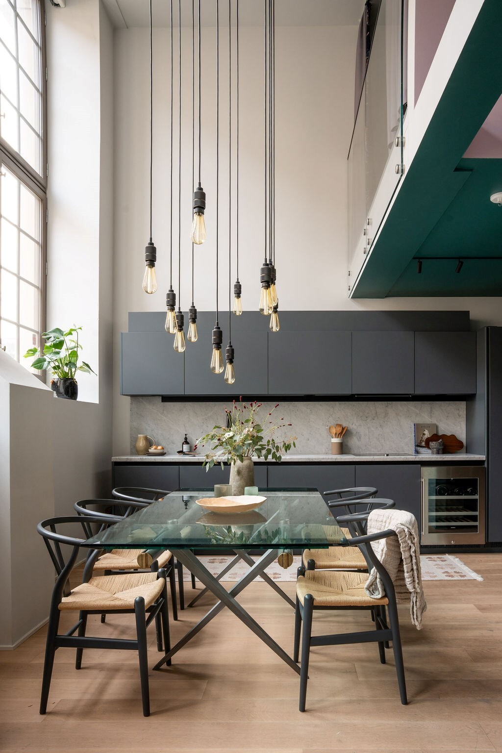 Industrial chic en Grand Mosebacke, Estocolmo: Un piso con doble altura que inspira